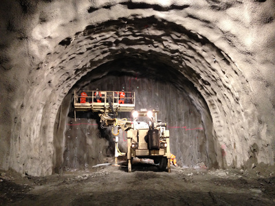 Phase de chargement à l'explosif (cartouches) sur une grande section de tunnel.