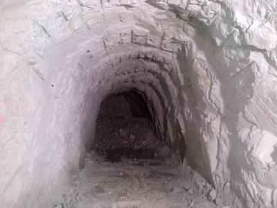 Tunnel de petite section après un tir à l'explosif.