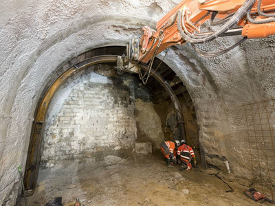 Pose de cintre sur un tunnel de petite section